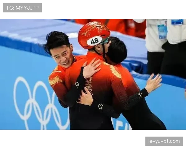 任子威穿得像邻家小伙，掏出的那张银行卡像VIP卡，刷到我怀疑自己来错片场